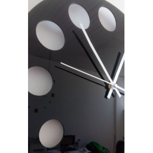 Moderne Wanduhr aus Kunststoff. Eigenproduktion, X-momo 2