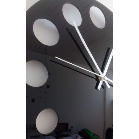 Moderne Wanduhr aus Kunststoff. Eigenproduktion, X-momo