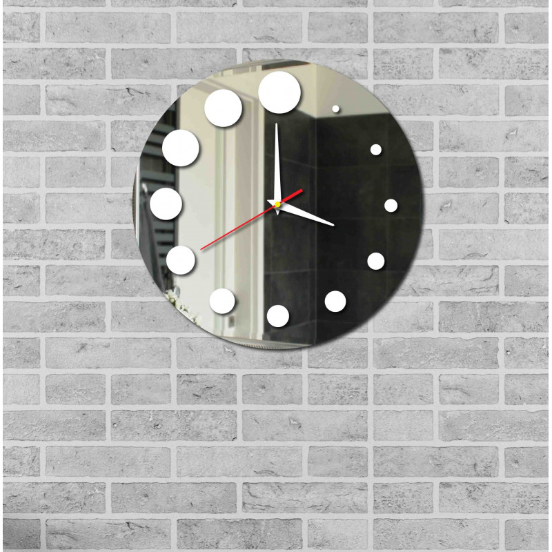 Moderne Wanduhr aus Kunststoff. Eigenproduktion, X-momo
