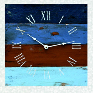 Hölzerne Uhr an der Wand aus Holz Uhr, große Uhr