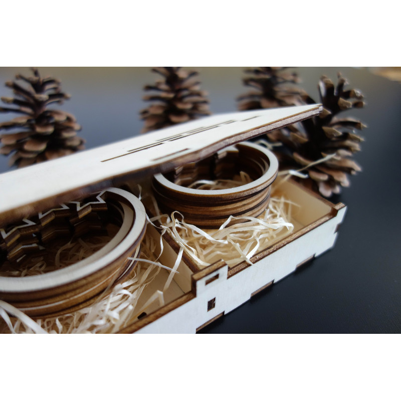 Holz- und Kunststoffornamente, Weihnachtsornamente, Vintage-Accessoires aus Holz