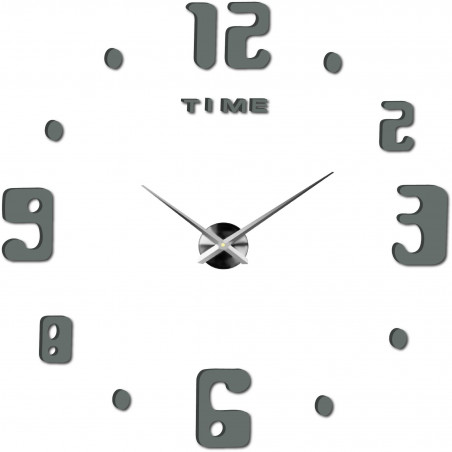 Uhr mit originellen, großen Zahlen in unterschiedlichen Größen und silbernen Zeigern.