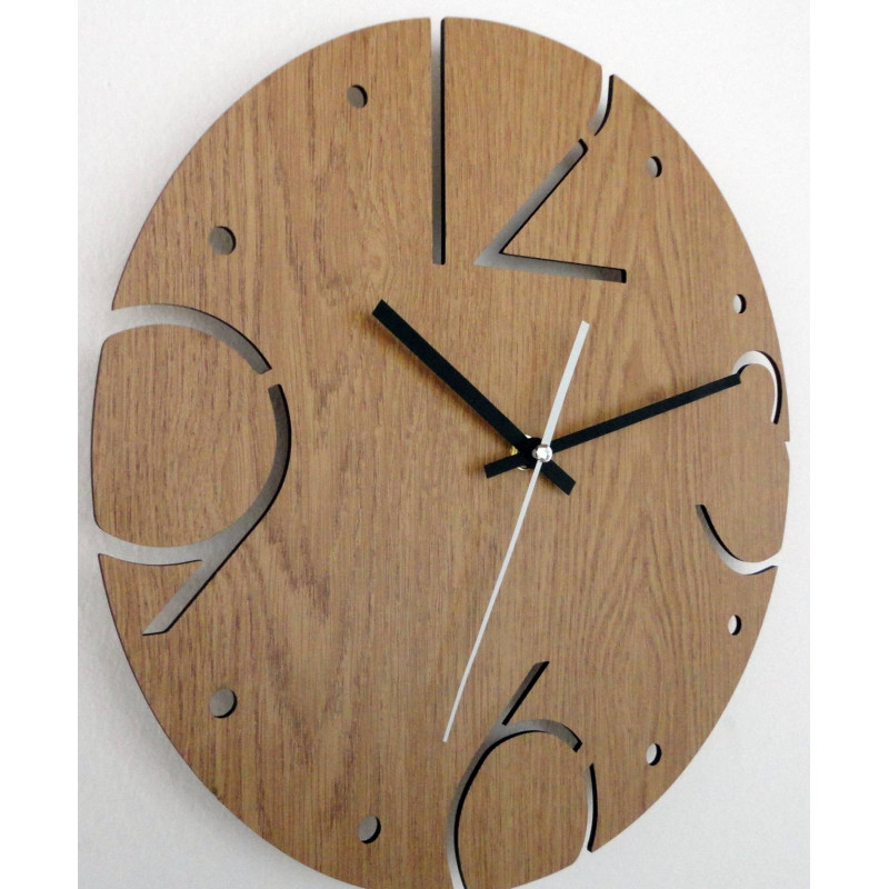 Elegante HDF-Uhr mit eingravierten Ziffern und einer Holzoberfläche in Eichendekor.