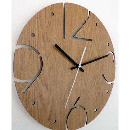 Elegante HDF-Uhr mit eingravierten Ziffern und einer Holzoberfläche in Eichendekor.