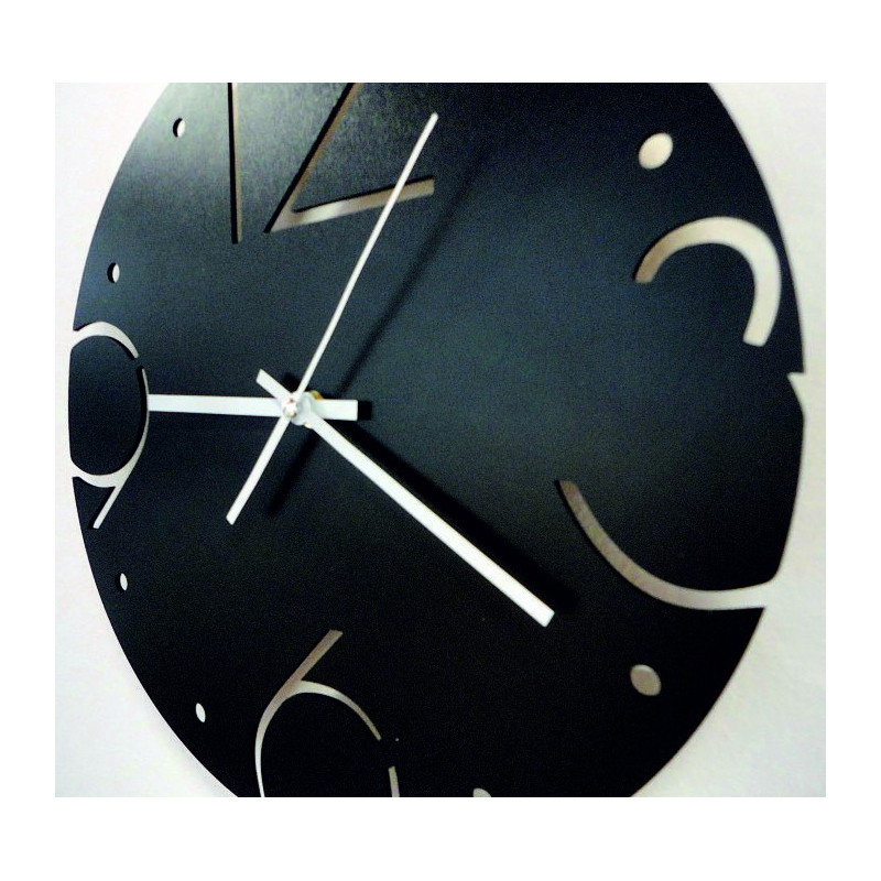 Geräuschlose Uhr mit stilvollem Zifferblatt und kontrastierenden Zeigern auf einer Eichenplatte.