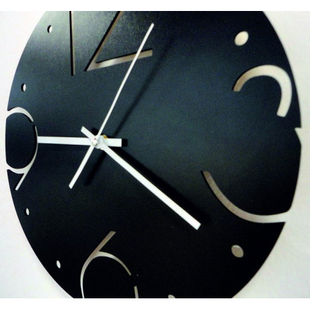 Geräuschlose Uhr mit stilvollem Zifferblatt und kontrastierenden Zeigern auf einem Eichenholzbrett.