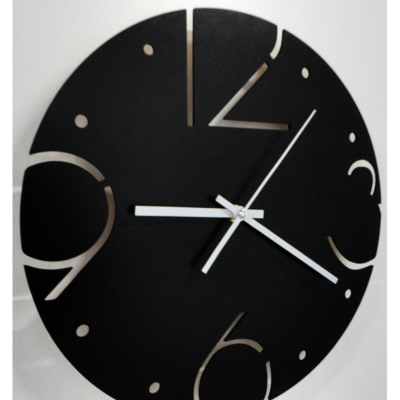 Minimalistische Uhr mit Löchern anstelle von Zahlen auf einem Hintergrund aus Eichenholzimitat.
