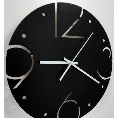 Minimalistische Uhr mit Löchern anstelle von Zahlen auf einem Hintergrund aus Eichenholzimitat.