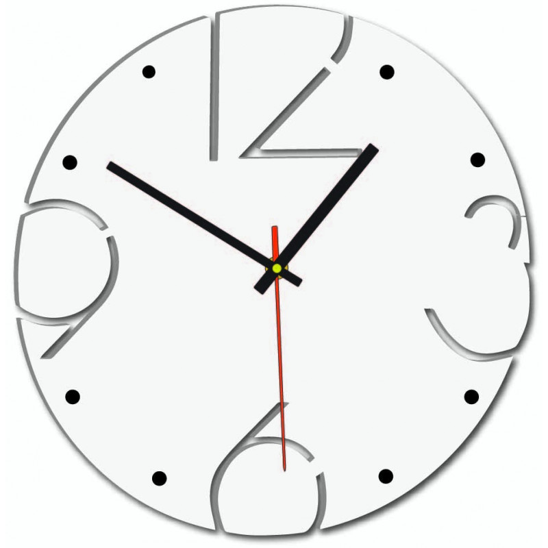 Designer-Wanduhr mit in eine helle Holzplatte geschnitzten Zahlen.