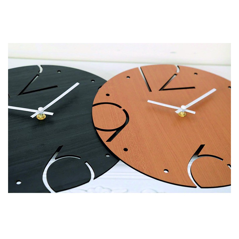 Eine Uhr aus massivem Material mit glatter Oberfläche und kontrastierender Anordnung der Elemente.