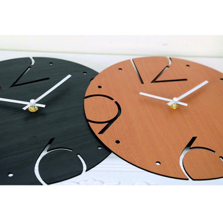 Eine Uhr aus massivem Material mit glatter Oberfläche und kontrastierender Anordnung der Elemente.