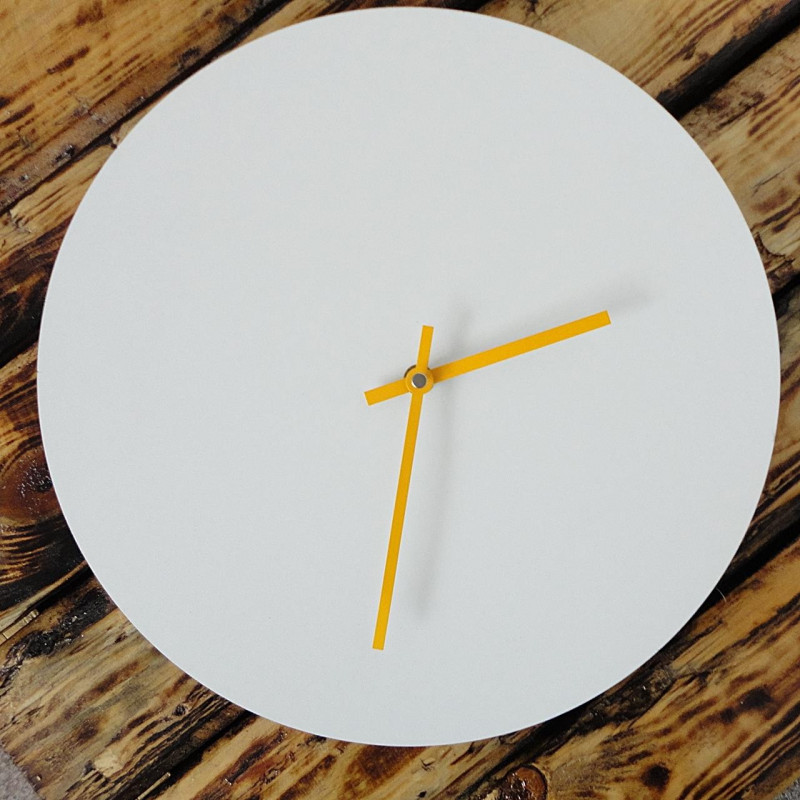 Wanduhr aus farbigem HDF, olivgrün