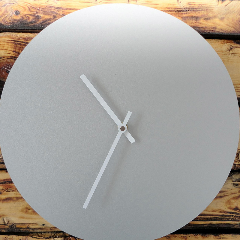 Wanduhr aus farbigem HDF, olivgrün