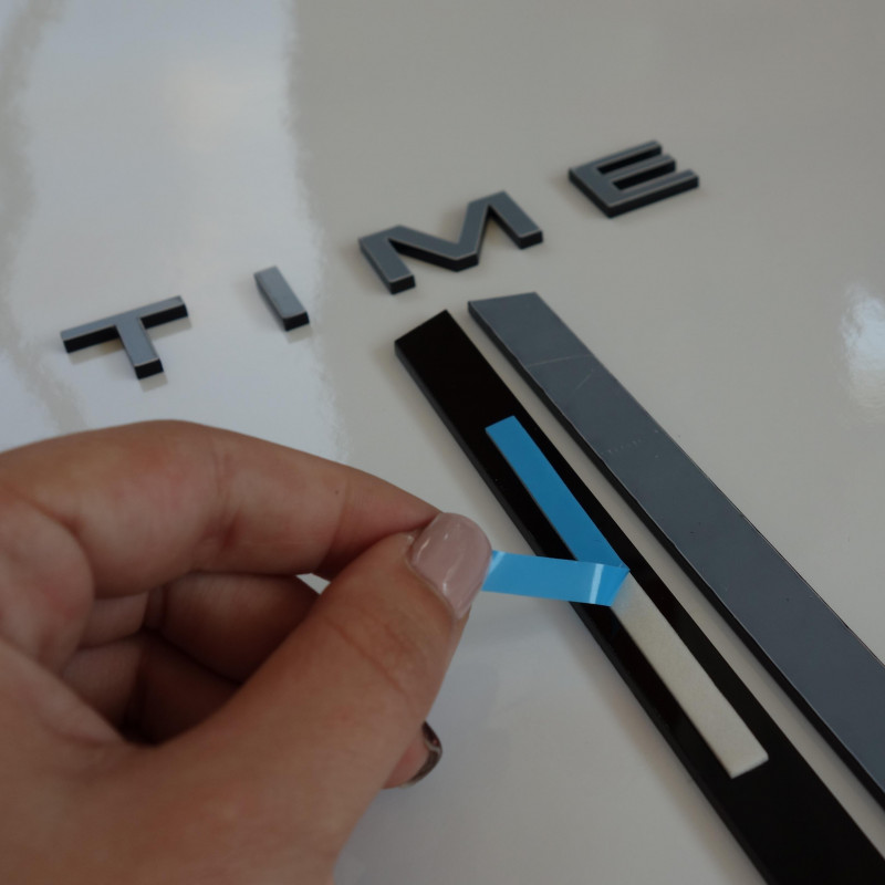 Farbenfrohe Uhren für Ihre Inneneinrichtung. Wir fertigen die Uhren aus hochwertigem italienischem Plexiglas. Dieses Material ha