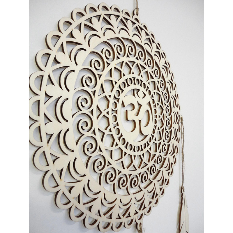 Boho Traumfänger aus Holz, OM Symbol, natürliche Dekoration, ideal als Geschenk oder für das Wohnzimmer.