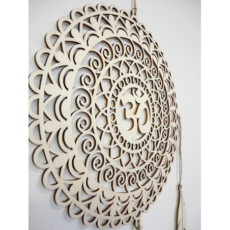 Boho Traumfänger aus Holz, OM Symbol, natürliche Dekoration, ideal als Geschenk oder für das Wohnzimmer.