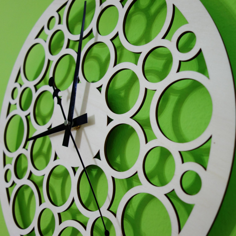 Wanduhr aus Holzsperrholz auf den Spuren der Zeit