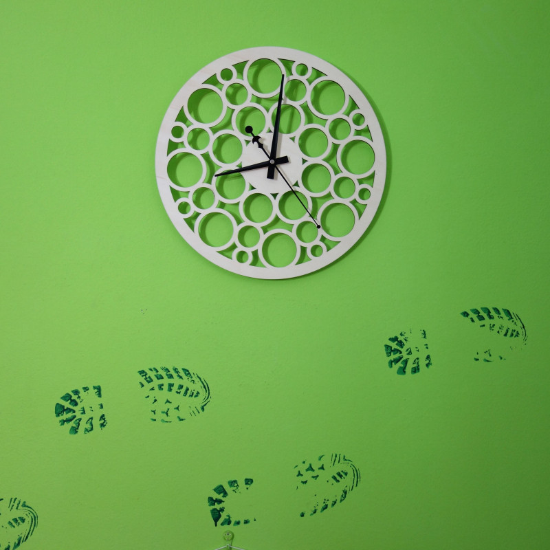 Wanduhr aus Holzsperrholz auf den Spuren der Zeit