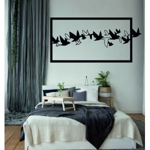 Ein auffälliges Bild an der Wand aus Holzsperrholzvögeln