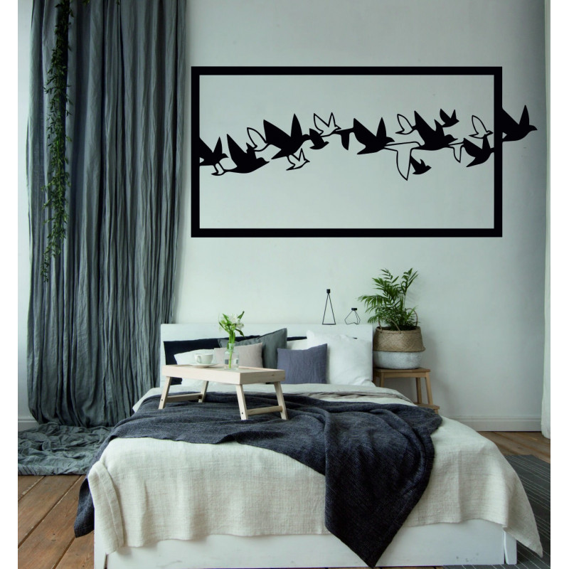 Ein auffälliges Bild an der Wand aus Holzsperrholzvögeln